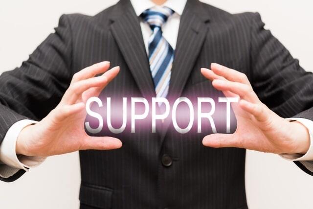 「SUPPORT」と書かれたロゴとスーツ姿の男性